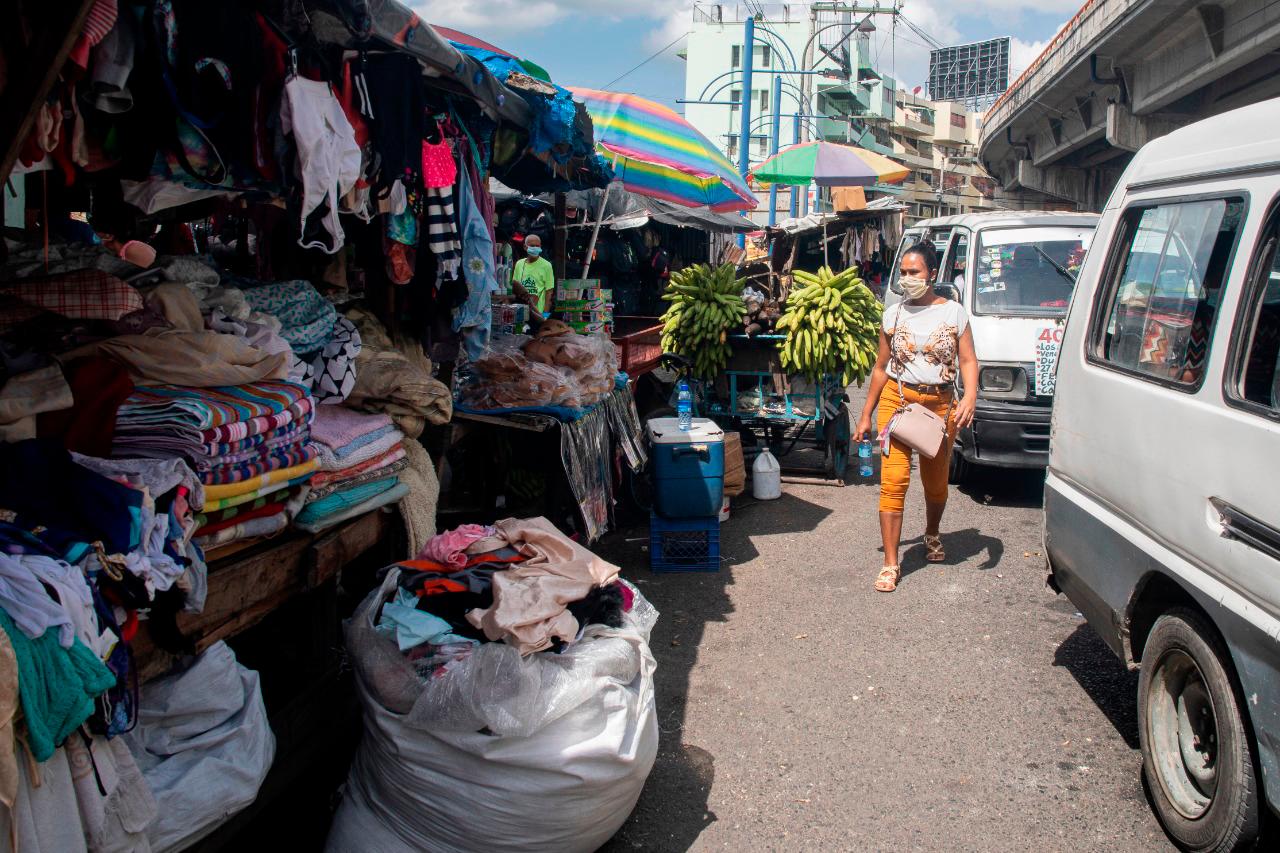 Los comercios en la avenida París abarcan parte de la vía pública. 