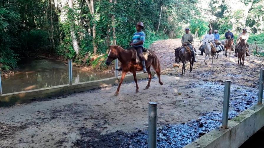 Comunitarios de Los Hidalgos en Bayaguana piden al presidente le asfalte camino por donde transitan