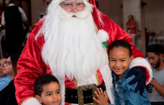 Cementos Cibao enciende 19 arbolitos de Navidad 