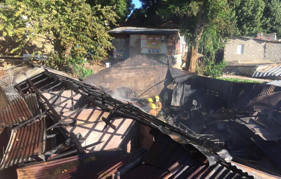 Fuego destruye casa y taller de ebanistería en Santiago