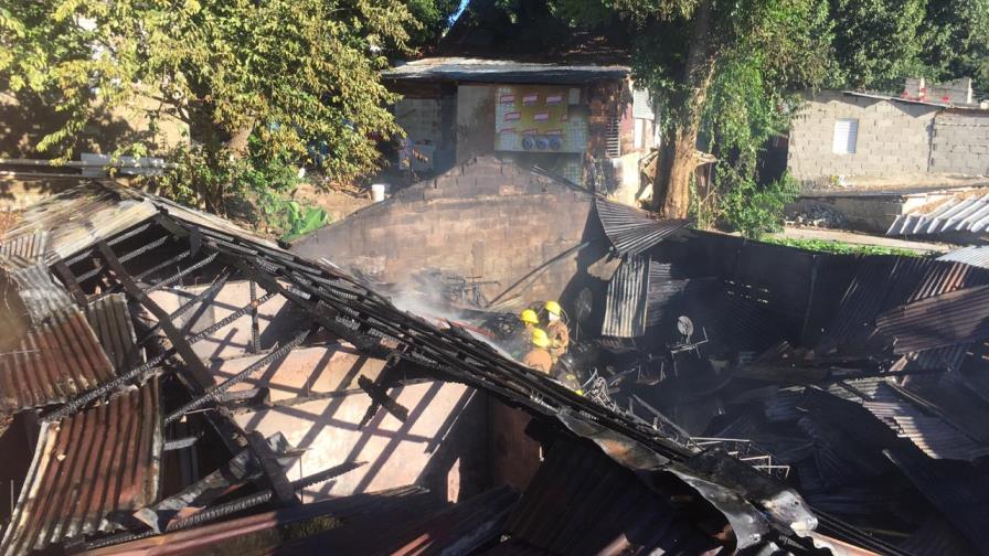 Fuego destruye casa y taller de ebanistería en Santiago