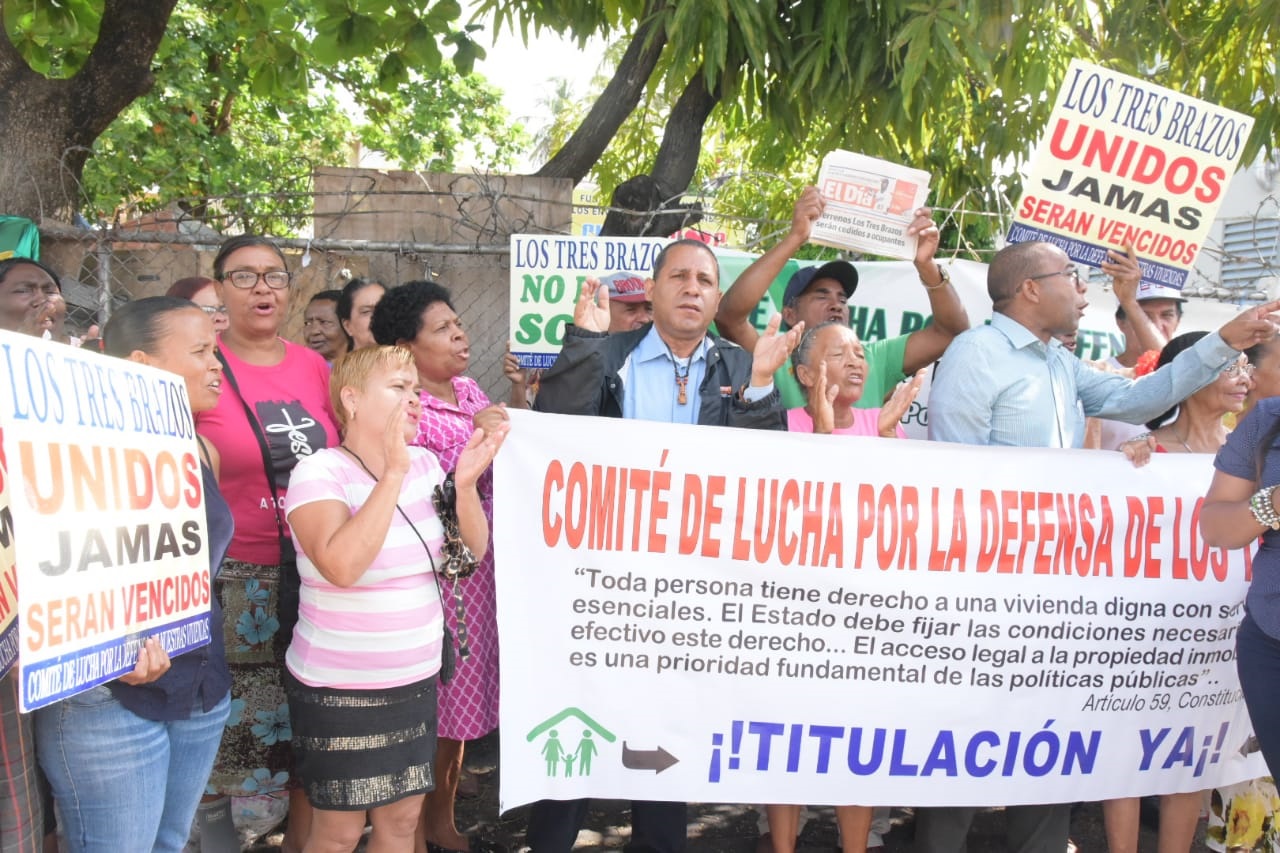 Los residentes de Los Tres Brazos dicen que todavía pagan el préstamo al Banreservas que tomaron para pagarle a Titulatex por los terrenos.