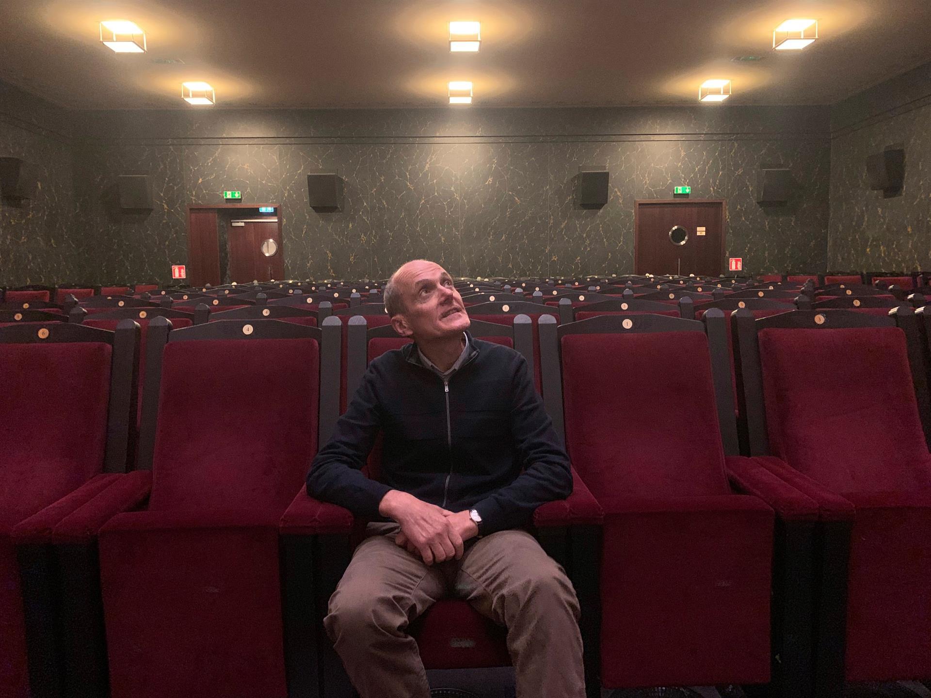 El director de la sala de cine Louxor, Emmanuel Papillon, dentro de la sala en la Avenida Magenta de París. EFE/ Antonio Torres del Cerro