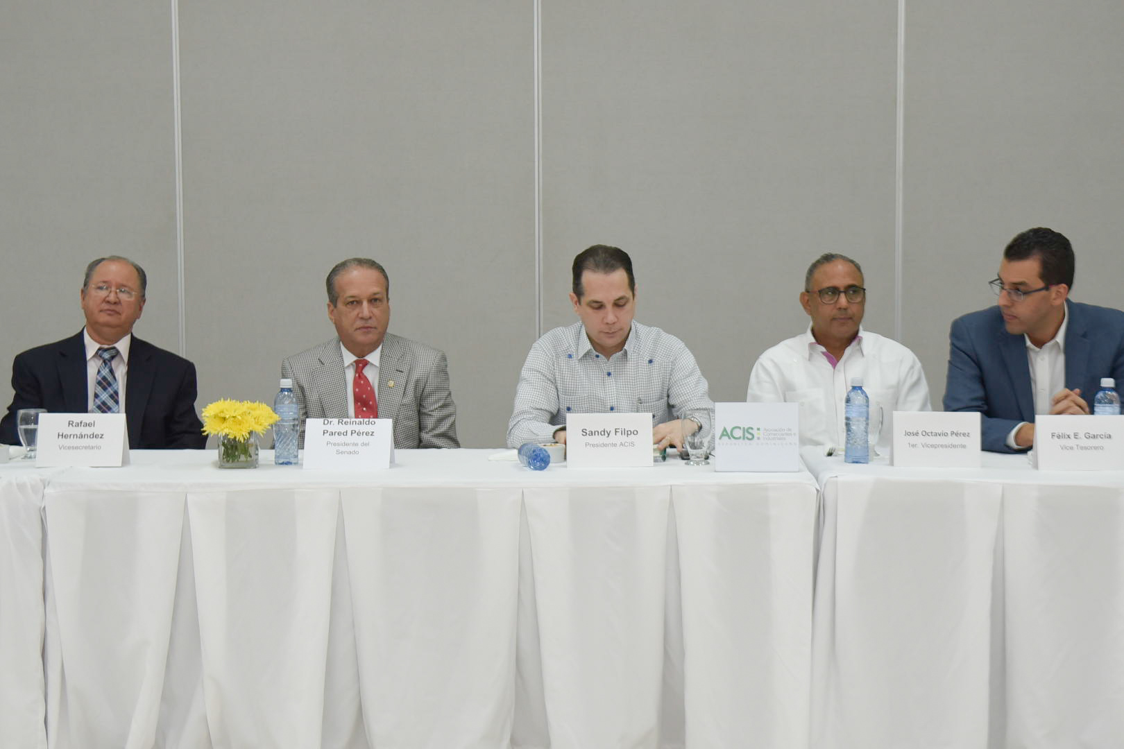 Reinaldo Pared Pérez durante un encuentro con dirigentes empresariales y comerciales de Santiago y el Cibao Central.