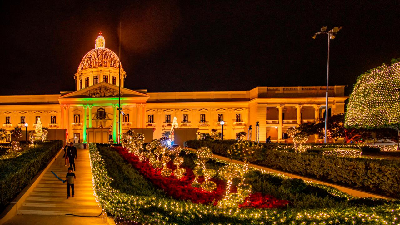 Parte de la decoración navideña que adorna el Palacio Nacional.