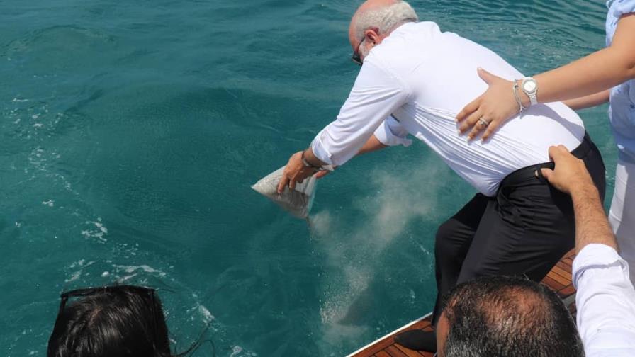 Esparcen cenizas de Luchy Vicioso en el mar