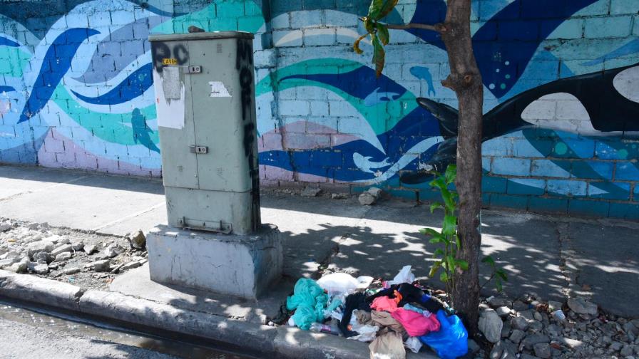 Hallan cadáver de una mujer a orillas de una vía pública en Santiago