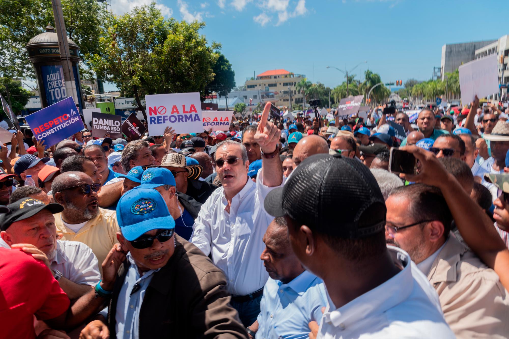 “El penoso espectáculo escenificado por el Partido de la Liberación Dominicana (PLD) aquí en el Congreso no es más que la expresión de una lucha de poder y por el poder, sin importarle el destino del país”, Luis Abinader