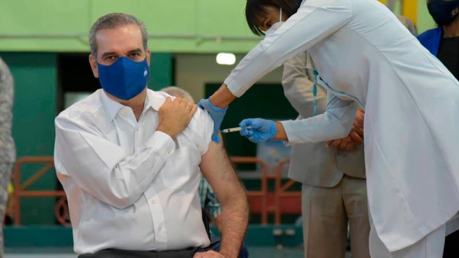 Dirigentes políticos que se han vacunado contra el COVID-19 y los que no