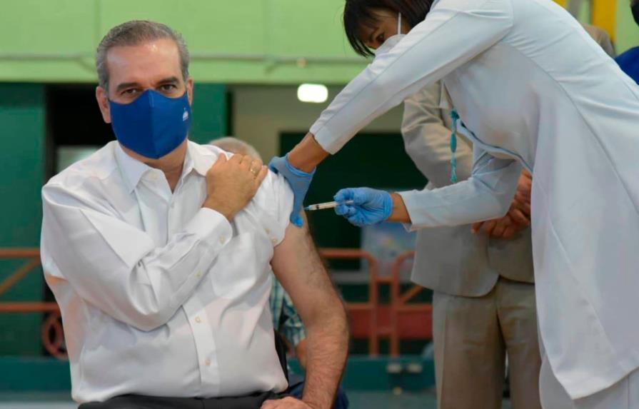 Presidente Abinader recibe la tercera dosis de vacuna contra COVID-19