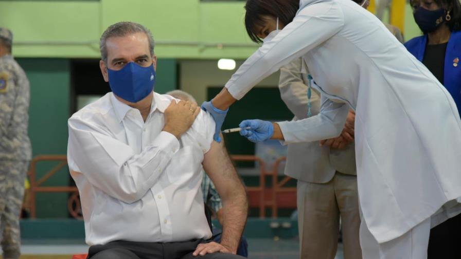Abinader recibe su primera dosis de la vacuna contra el COVID