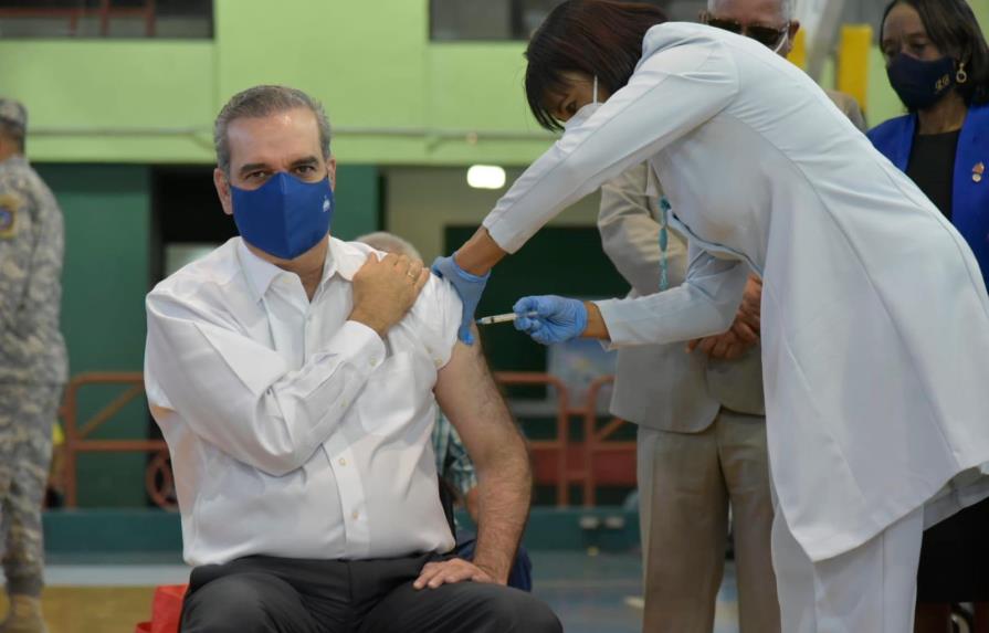 El presidente Abinader debe vacunarse mañana con segunda dosis contra el COVID