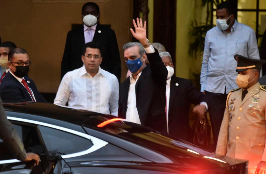 Luis Abinader y David Collado a la salida de reunión.