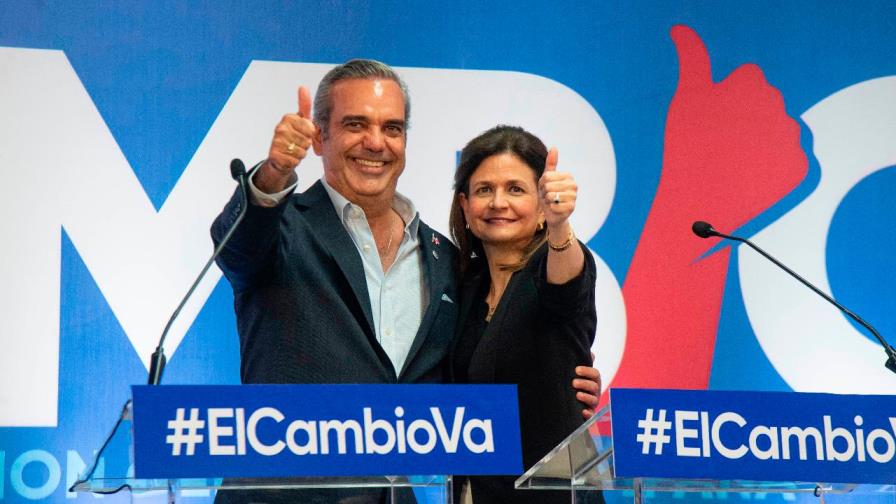 Luis Abinader y Raquel Peña reciben certificados de elección en la JCE