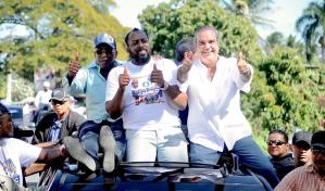 Vladimir Guerrero desfila junto a Luis Abinader 