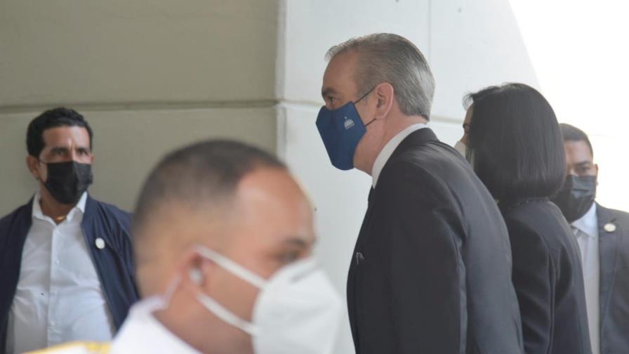 Presidente Abinader y primera dama acuden a la funeraria a dar pésame a la familia de Leslie Rosado