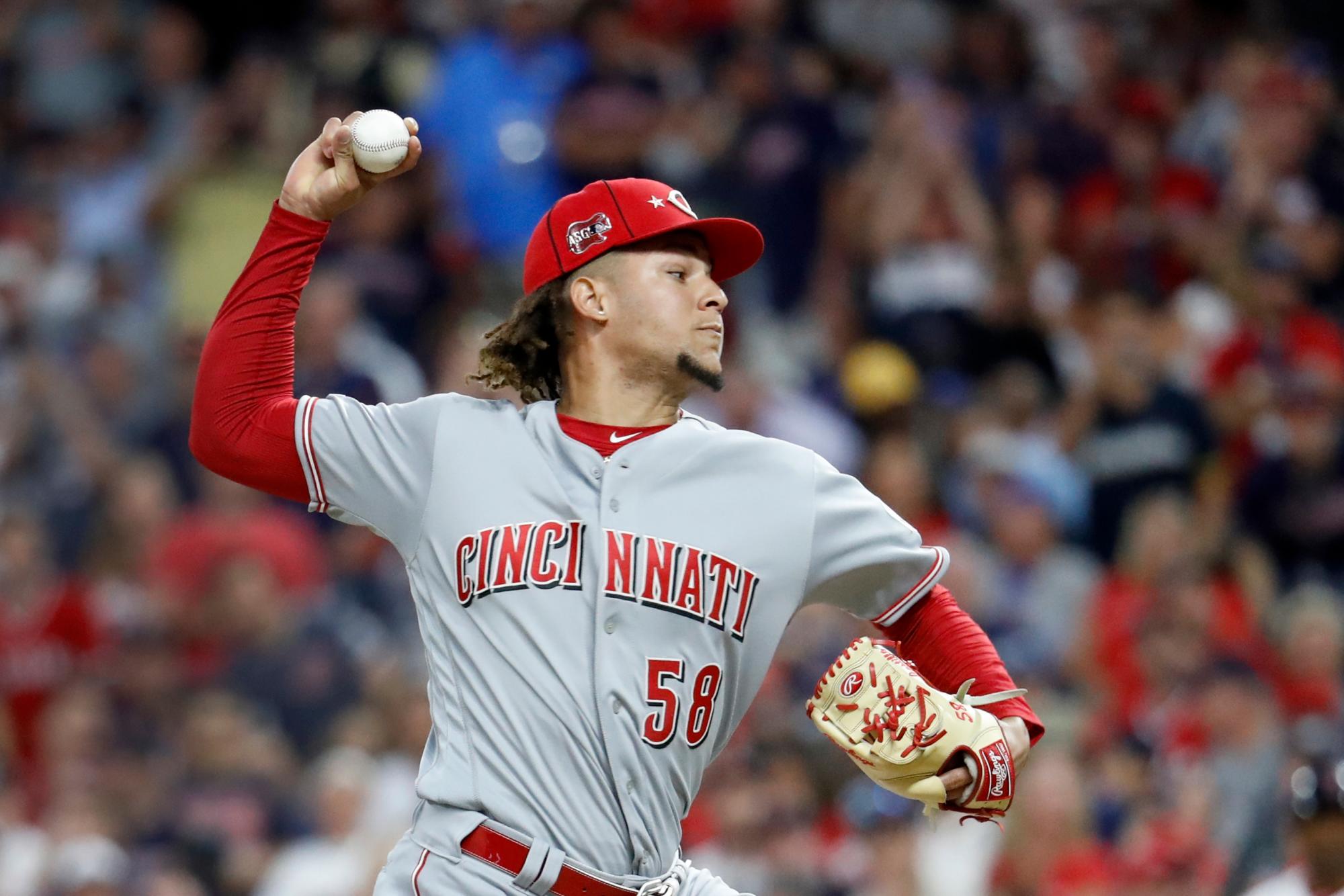 El lanzador de la Liga Nacional, Luis Castillo, de los Rojos de Cincinnati, lanza durante la cuarta entrada del Juego de Estrellas de béisbol de la MLB contra la Liga Americana, el martes 9 de julio de 2019, en Cleveland.
