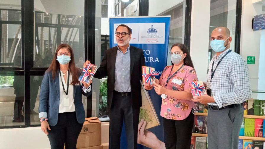El Minerd dona libros para adolescentes en conflicto con la ley