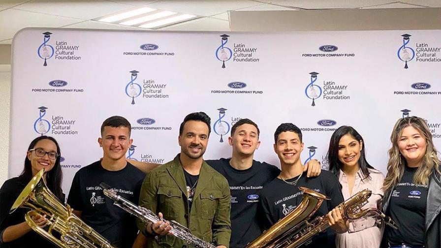 Luis Fonsi entrega instrumentos en escuela afectada por sismos en Puerto Rico Luis Fonsi entrega instrumentos en escuela afectada por sismos en Puerto Rico
