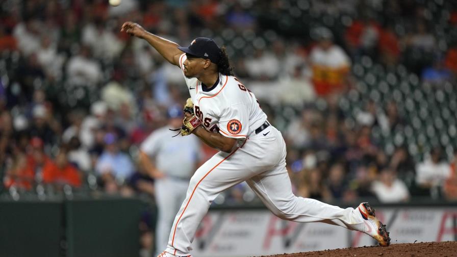 Venezolano García y Astros enfrían a Reales