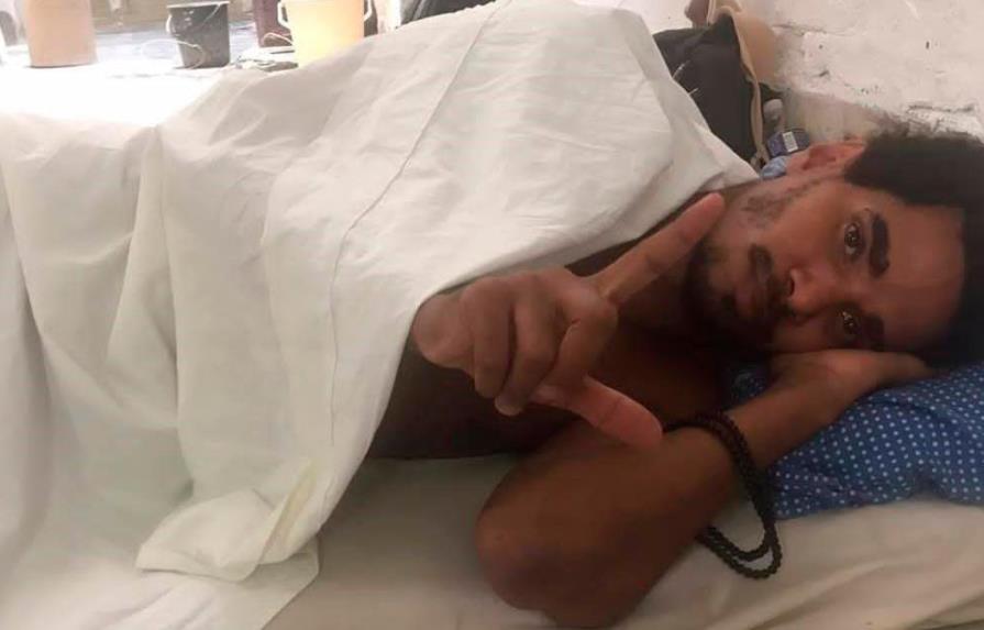 Trasladan al hospital a artista cubano tras una semana en huelga de hambre