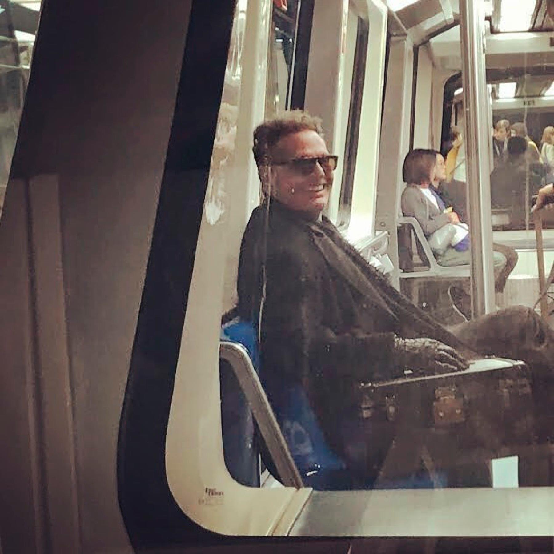 Luis Miguel no se molestó porque le tomaran una fotografía. 