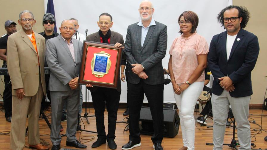 Luis Segura recibe reconocimiento especial por Día Mundial del Folclore