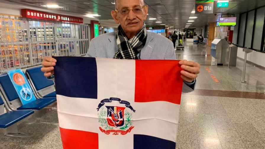 Luis Segura viaja al Latin Grammy llevando la bandera dominicana y de la Bachata