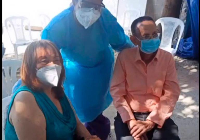 Luis Segura y su esposa reciben vacuna contra el COVID-19