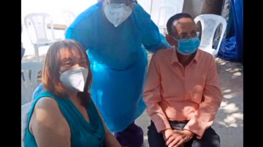 Luis Segura y su esposa reciben vacuna contra el COVID-19