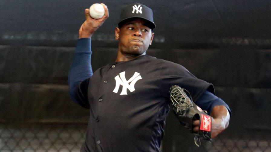 Luis Severino se va al fondo del agua para mostrar el embarazo de su esposa; en photoshop Luis Severino se va al fondo del agua para mostrar el embarazo de su esposa; en photoshop