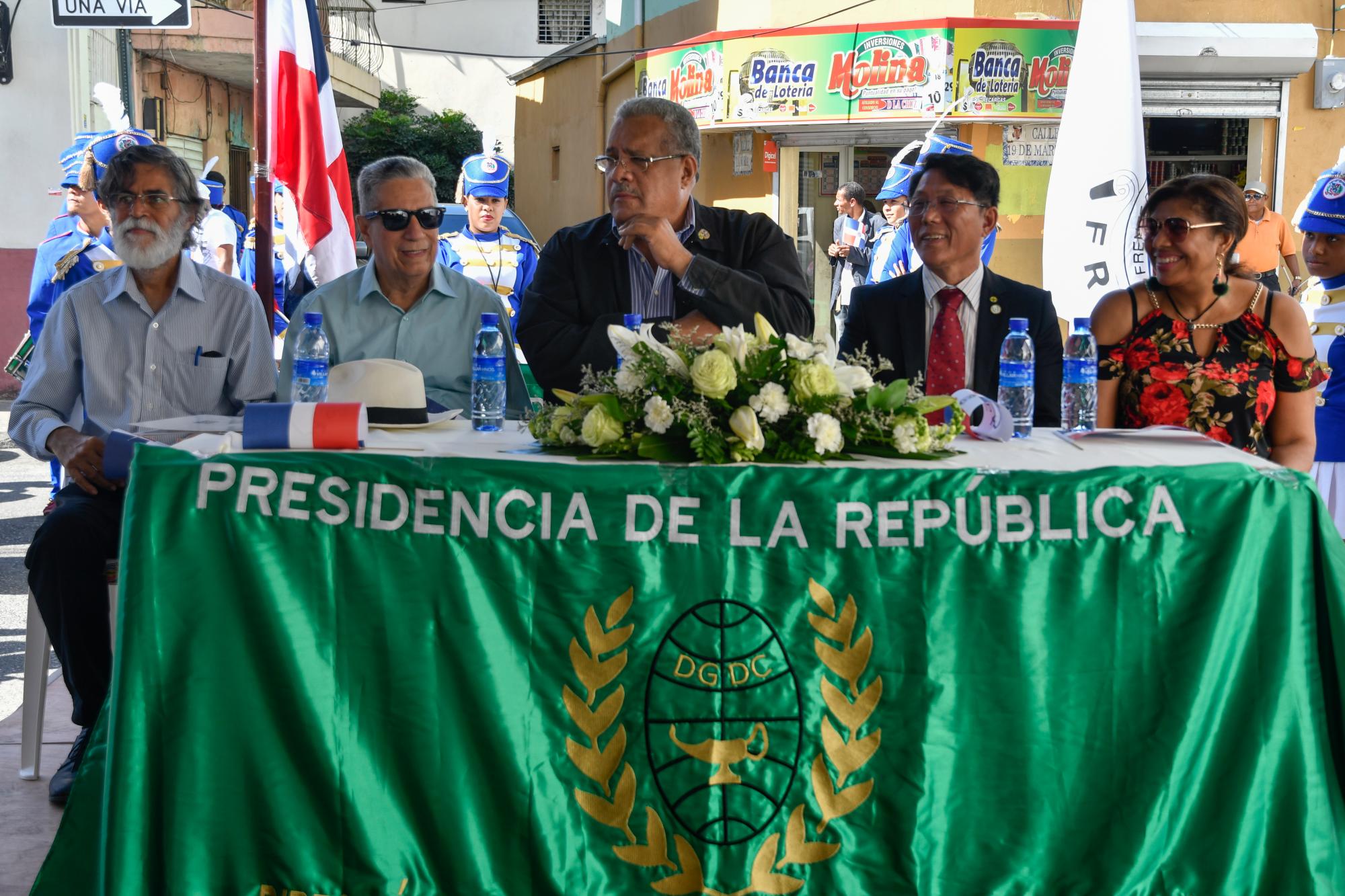 Moreta junto a comunitarios de la Ciudad Colonial