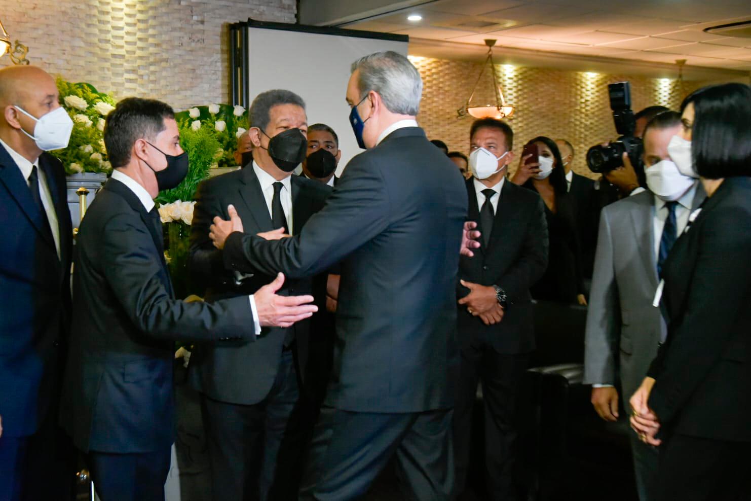 “Estamos aquí dándole el pésame al presidente Fernández y a toda su familia”, indicó Abinader.