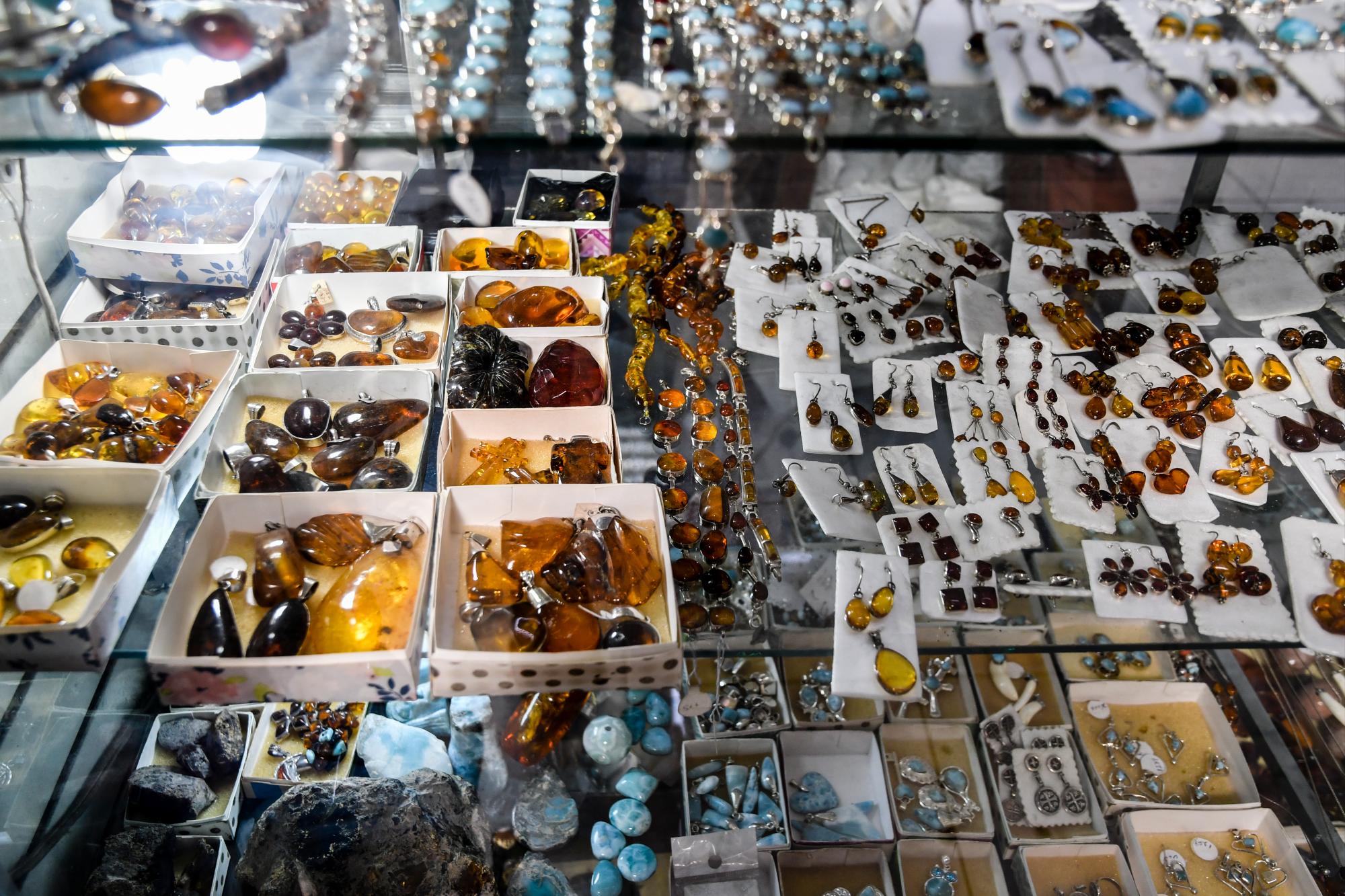 Artesanía y bisutería elaborada con piedras preciosas.  