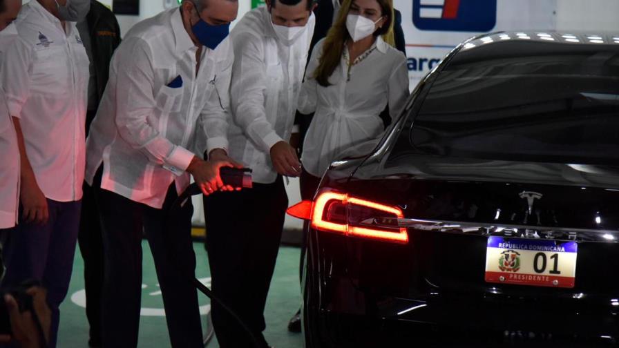 Abinader inaugura primeras estaciones de carga Evergo para vehículos eléctricos en la Ciudad Colonial