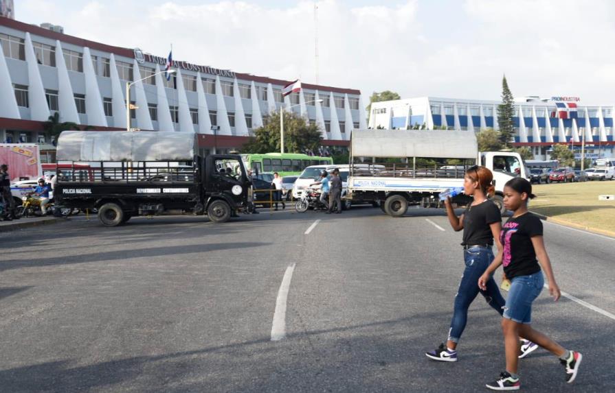 Digesett cierra tránsito en un tramo de la avenida Luperón por protesta frente a JCE