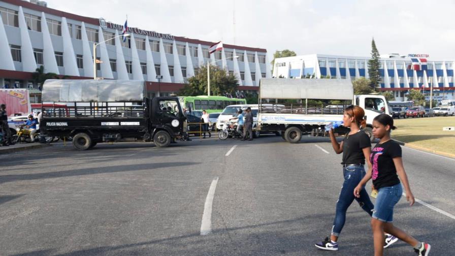 Digesett cierra tránsito en un tramo de la avenida Luperón por protesta frente a JCE