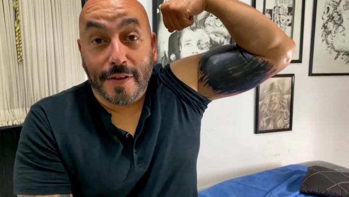 Video | Así se quitó Lupillo Rivera el tatuaje de Belinda en su brazo