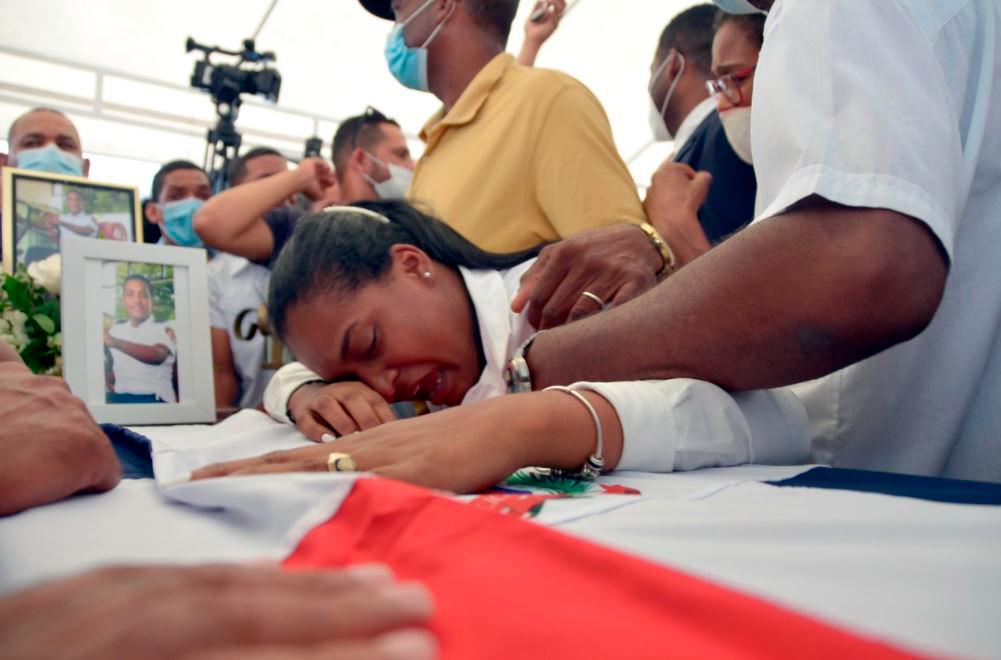 Los tres bomberos fallecieron mientras sofocaban un fuego en una tienda de La Vega.