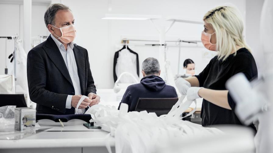 Louis Vuitton fabrica batas de hospital en su taller parisino