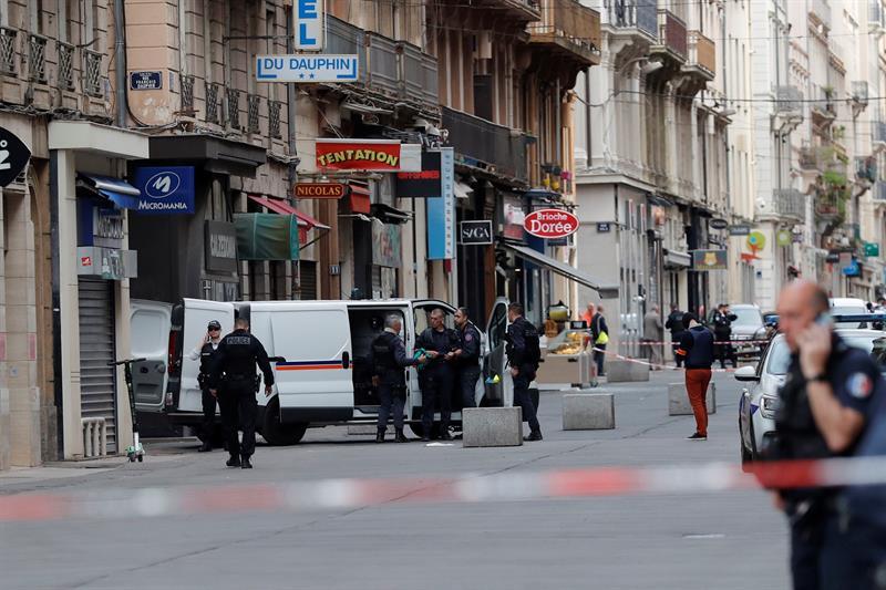 Pánico en Lyon, Francia, por la explosión de un artefacto que hiere a 13 personas