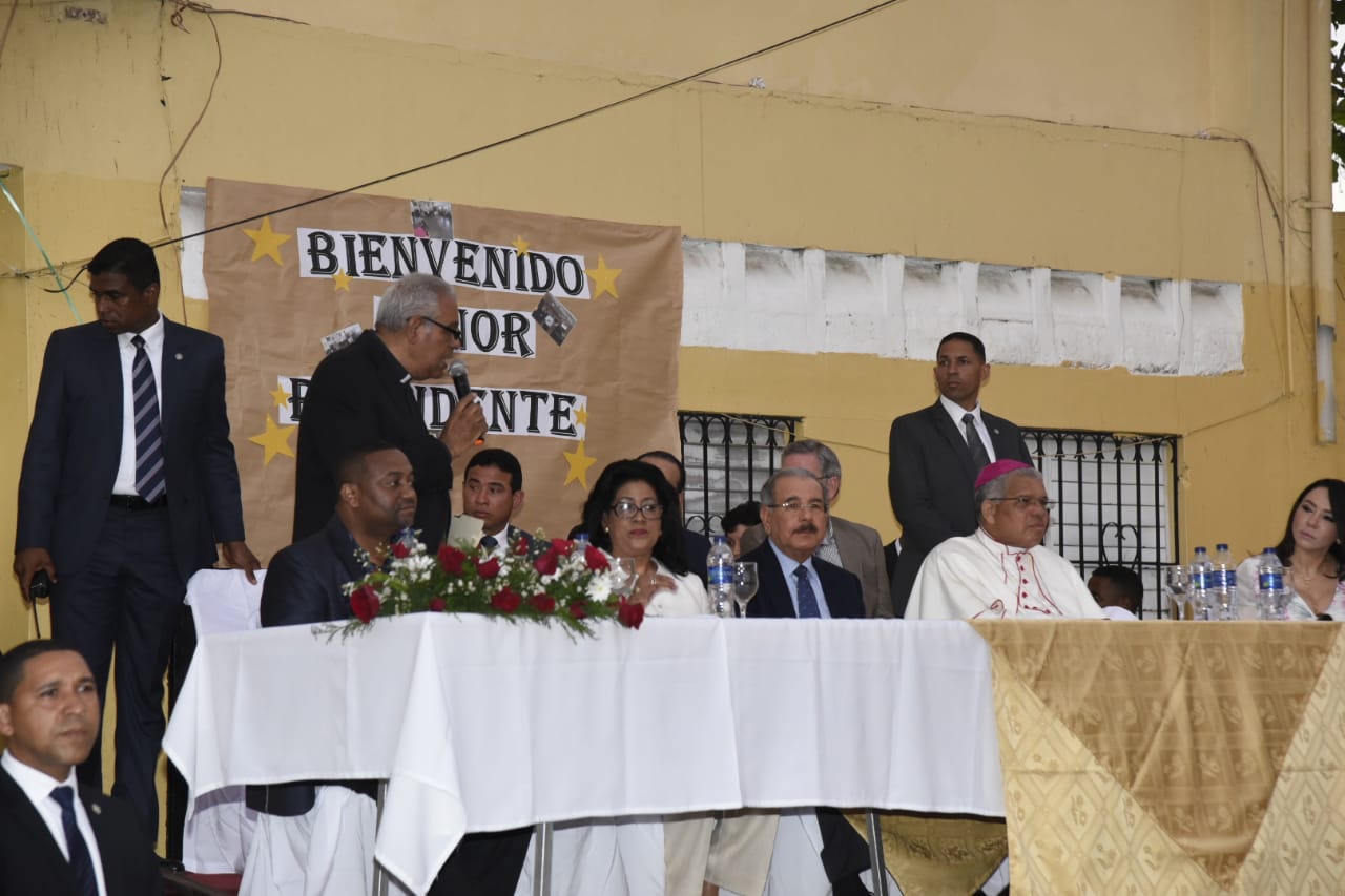 El presidente Medina sostuvo u encuentro en la Escuela Católica Padre Sindulfo.