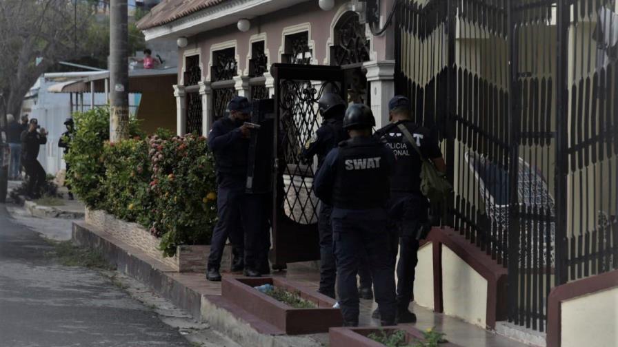 Agentes SWAT penetran a vivienda donde hombre que mató esposa está atrincherado