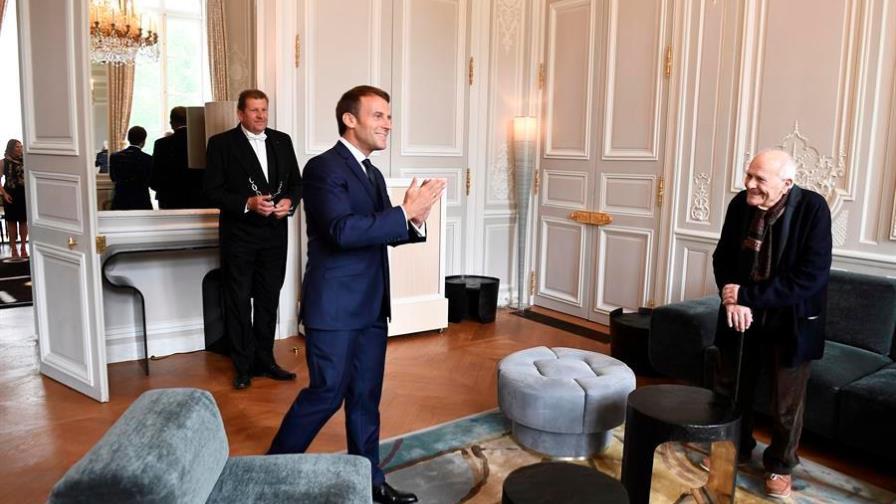 Macron defiende la importancia del trabajo en pleno confinamiento
