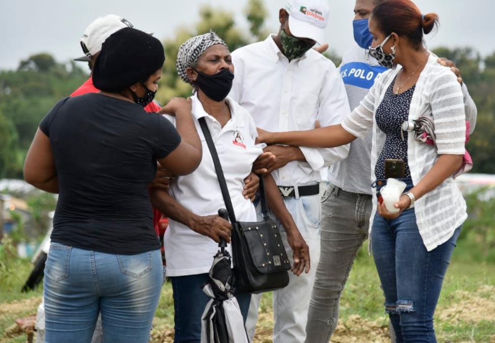 Varias personas consuelan a Maura Nival Sánchez, madre de Claritza.