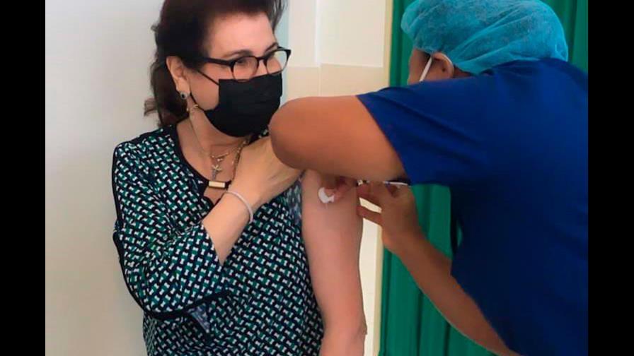 La madre de la primera dama recibe la vacuna contra el COVID-19