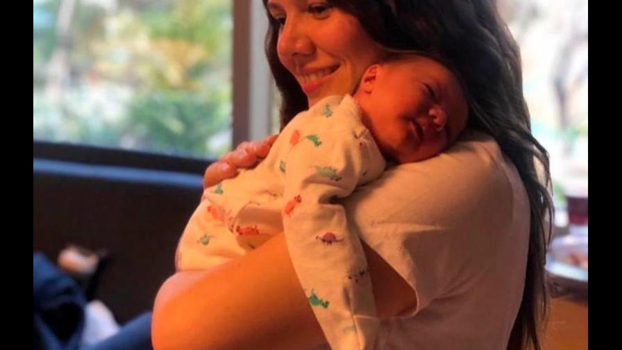 Joy Huerta se deja ver por primera vez con su esposa y su hija