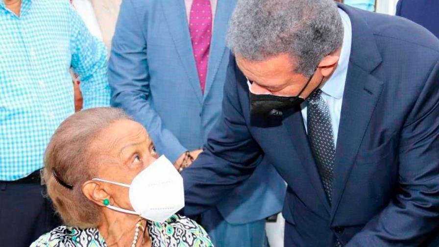 Leonel Fernández suspende agenda política por el estado de salud de su madre 