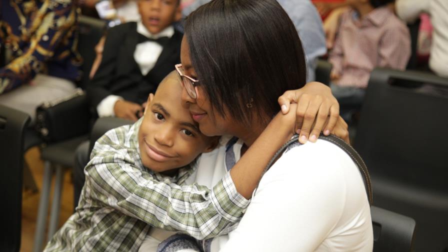 “Mi niño llegó aquí en brazos y salió caminando”, dice madre sobre el CAID