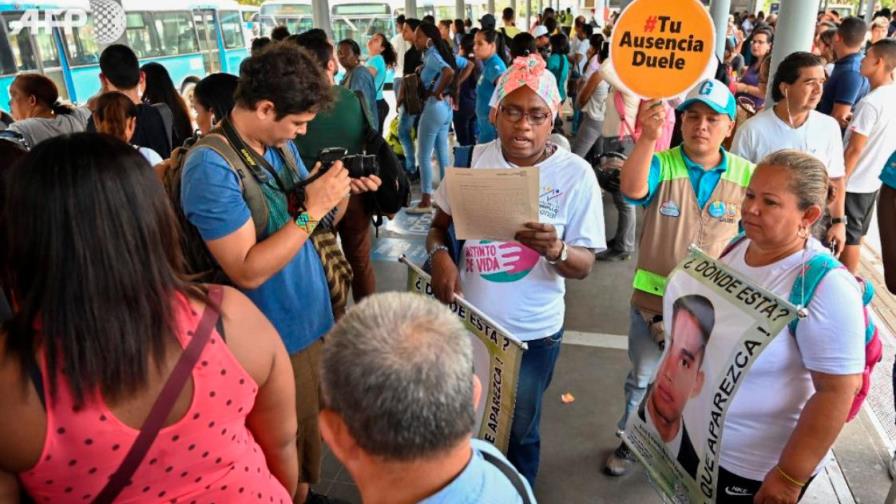 “Las buscadoras”, las madres que reparten cartas sobre sus desaparecidos en Colombia